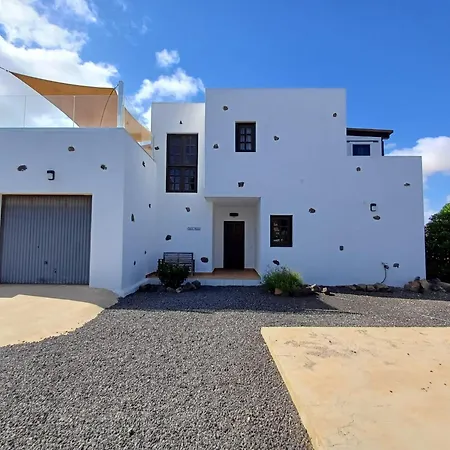 Villa-sleeps 6-free Parking-playground *