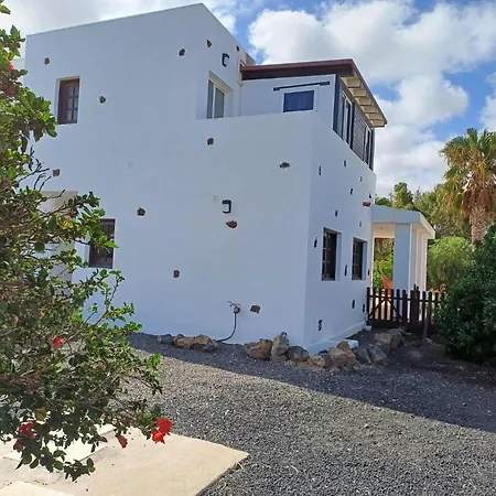 Villa-sleeps 6-free Parking-playground Villa