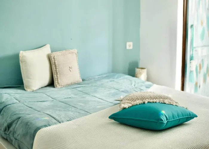 Villa-sleeps 6-free Parking-playground