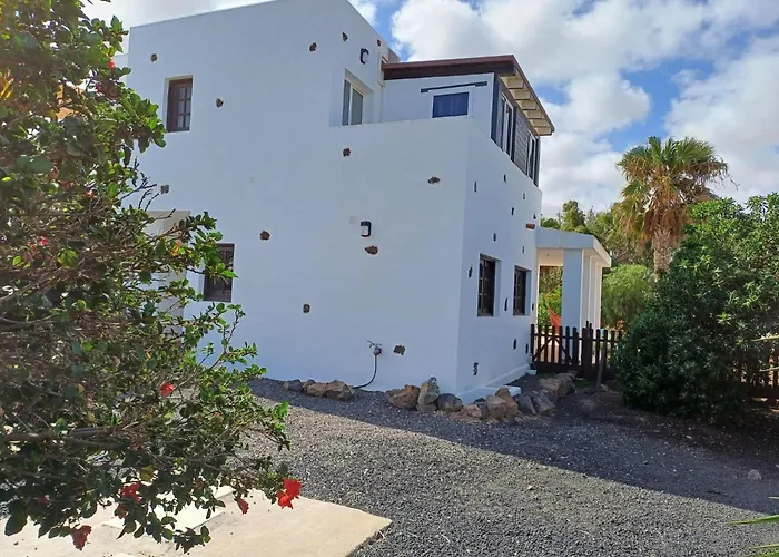 Villa-sleeps 6-free Parking-playground Villa