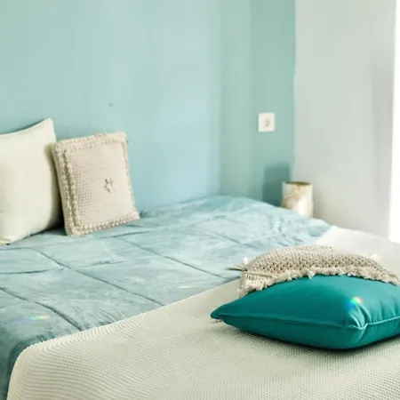 Villa-sleeps 6-free Parking-playground