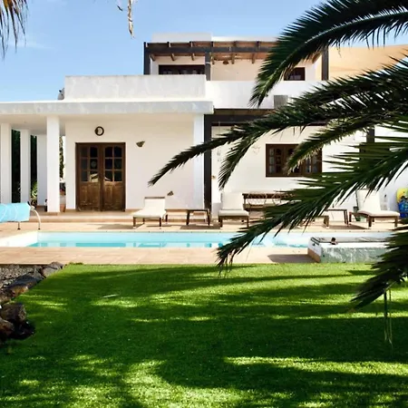 Villa-sleeps 6-free Parking-playground Вилла Лахарес