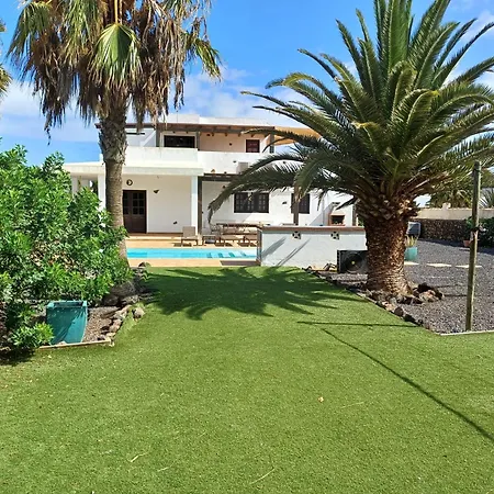Villa-sleeps 6-free Parking-playground Вилла Лахарес