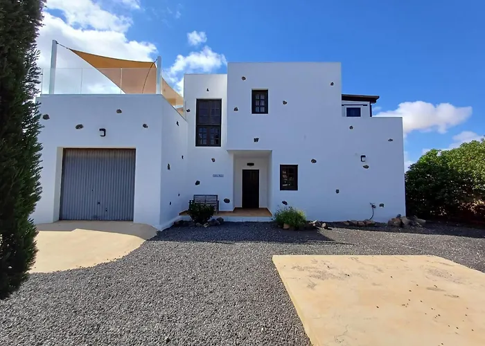 Villa-sleeps 6-free Parking-playground *