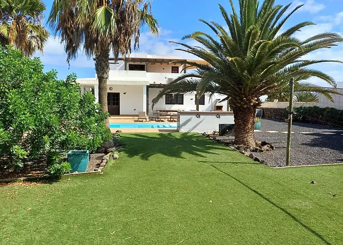 Villa-sleeps 6-free Parking-playground 빌라 라하레스