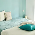 Villa-sleeps 6-free Parking-playground
