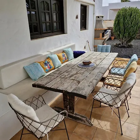 Villa-sleeps 6-free Parking-playground فيلة *